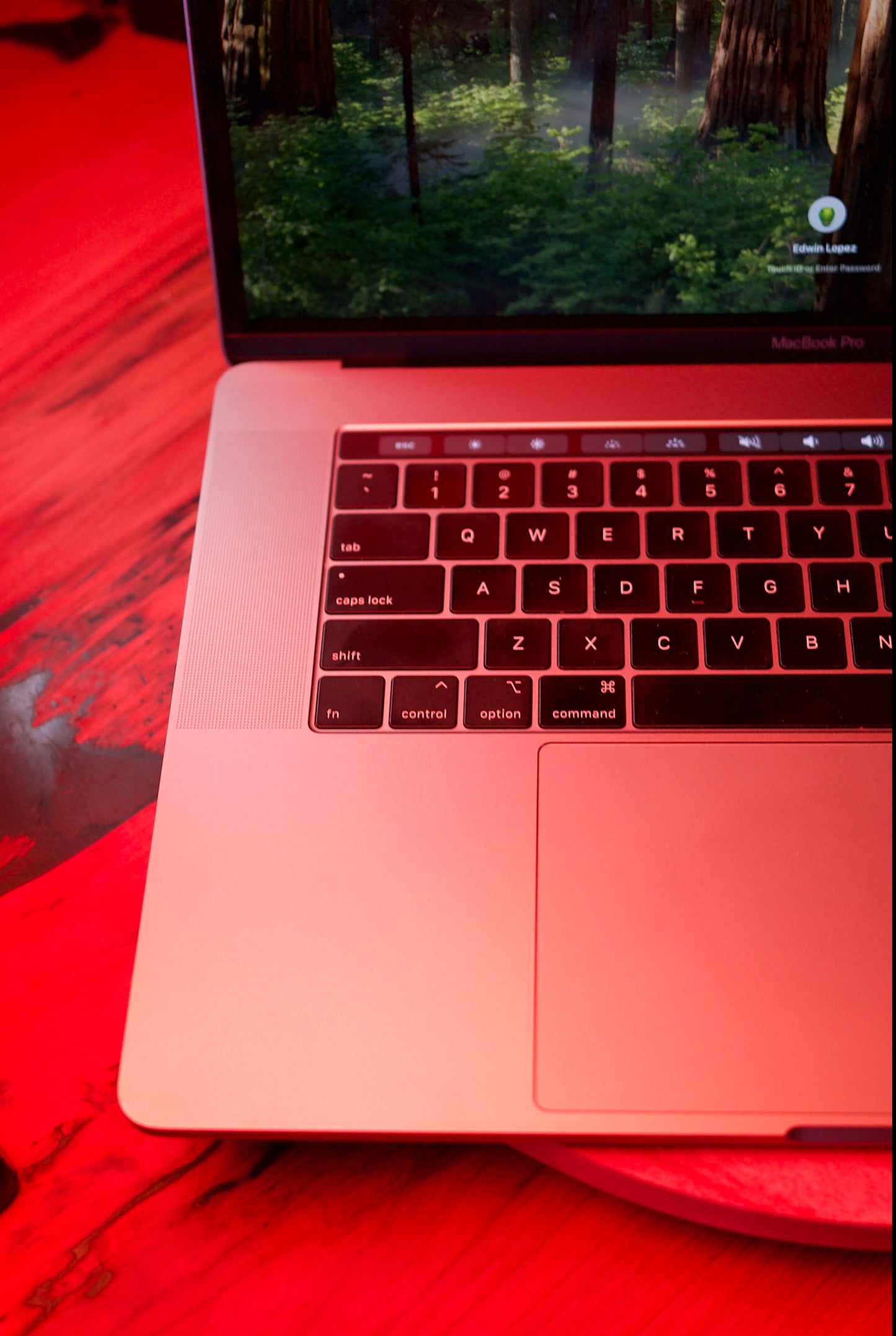 MacBook Pro 15" 2019 — i7 6 núcleos | 16GB RAM | 250GB SSD