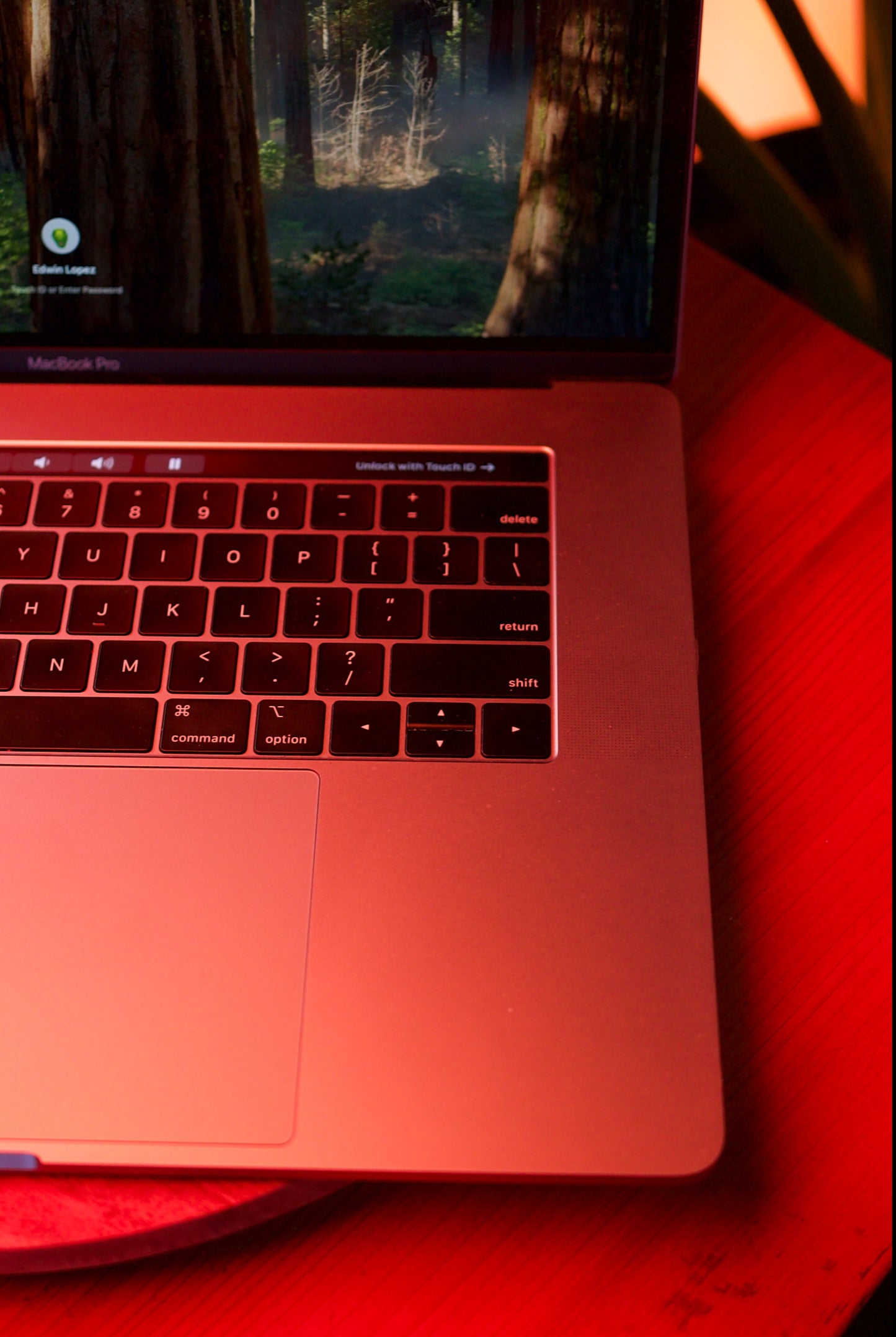 MacBook Pro 15" 2019 — i7 6 núcleos | 16GB RAM | 250GB SSD
