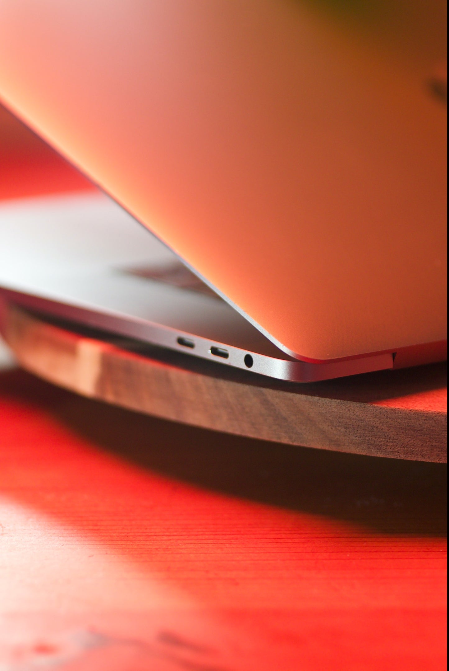 MacBook Pro 15" 2019 — i7 6 núcleos | 16GB RAM | 250GB SSD