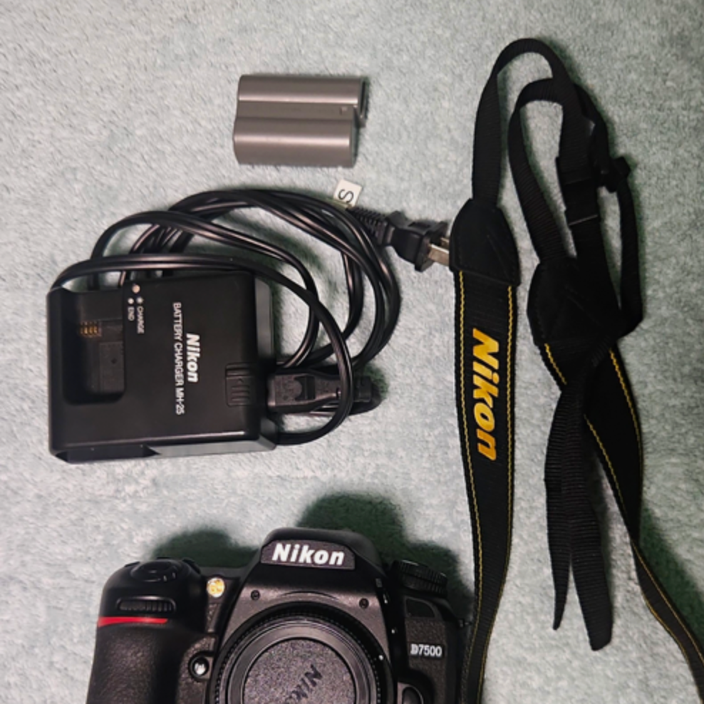 Nikon D7500 — Cámara DSLR APS-C de Gama Alta (Solo Cuerpo) 3729 disparos